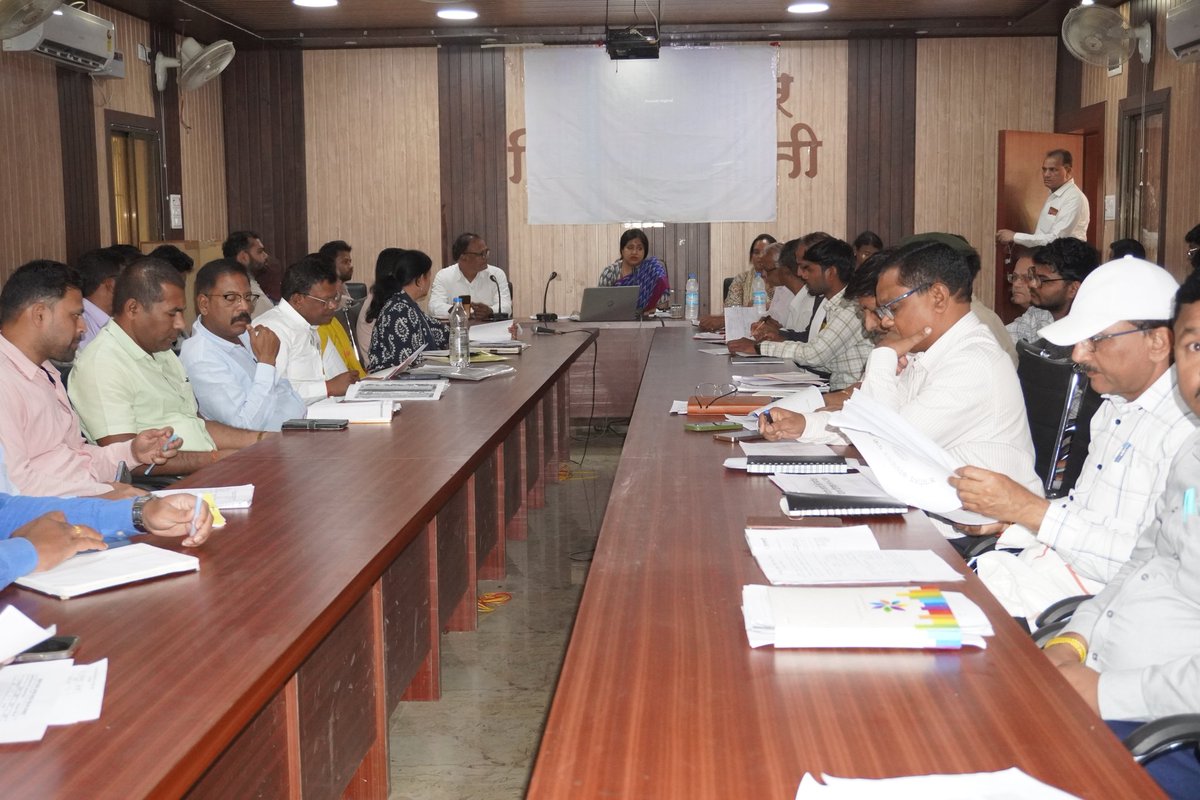 collectorseoni1's tweet image. #सिवनी/ “फील्ड में सक्रिय रहकर योजनाओं को दें जमीन पर आकार, पात्रों तक पहुँचे योजनाओं का लाभ”- कलेक्टर श्रीमती नेहा मीना ने जिला अधिकारियों को दिए निर्देश 
@CMMadhyaPradesh @DrMohanYadav51 @JansamparkMP #seoni 
➡️ देखें विस्तृत समाचार facebook.com/share/p/1AGLrM…