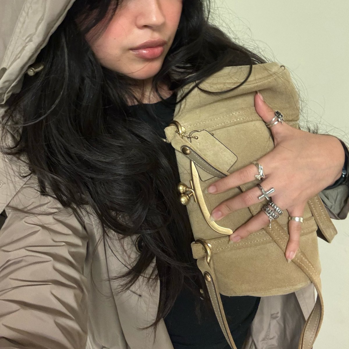 DRACULAURlTA's tweet image. protecting my kisslock barrel bag through hell or high water…#insidetheraincoat #thankyou