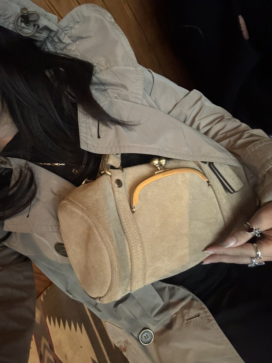 DRACULAURlTA's tweet image. protecting my kisslock barrel bag through hell or high water…#insidetheraincoat #thankyou