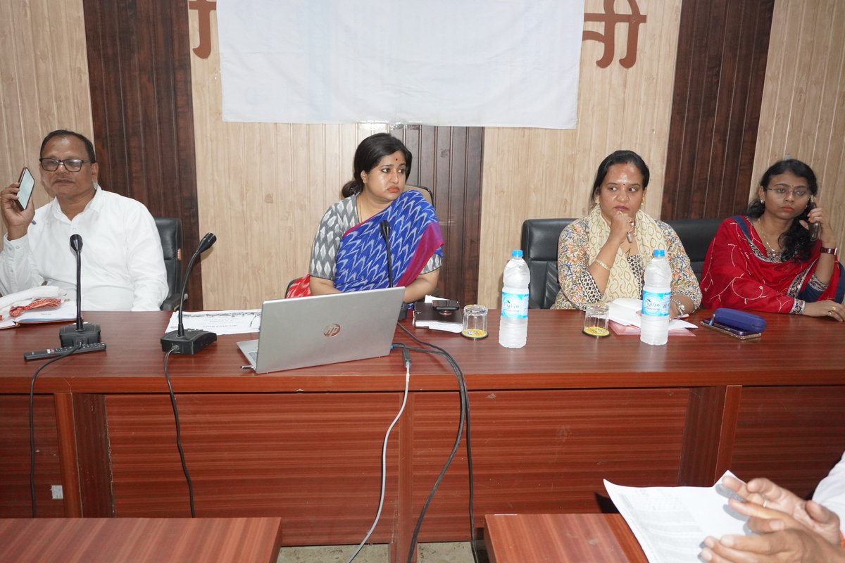 collectorseoni1's tweet image. #सिवनी/ “फील्ड में सक्रिय रहकर योजनाओं को दें जमीन पर आकार, पात्रों तक पहुँचे योजनाओं का लाभ”- कलेक्टर श्रीमती नेहा मीना ने जिला अधिकारियों को दिए निर्देश 
@CMMadhyaPradesh @DrMohanYadav51 @JansamparkMP #seoni 
➡️ देखें विस्तृत समाचार facebook.com/share/p/1AGLrM…