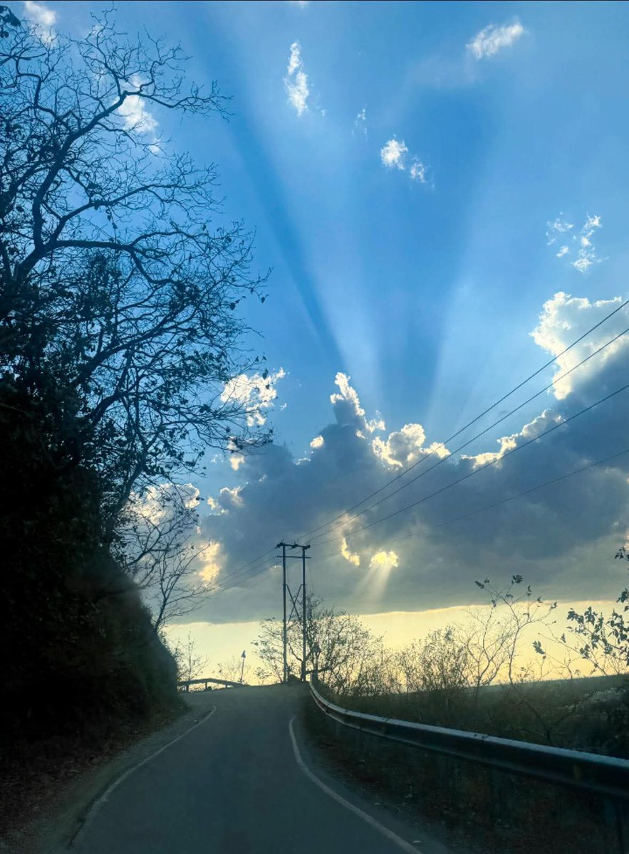 Vic_k_ey's tweet image. The dance of Divinity.. 

#GoodMorning #Pals 🌄🍀🐦
Wishing you all a lovely #Sunday 
Warmest regards🌲🌹🙏

#IncredibleIndia 🇮🇳- The silence of the hills and the magnificence of sun rays... Rishikesh, #देवभूमि #Uttarakhand...