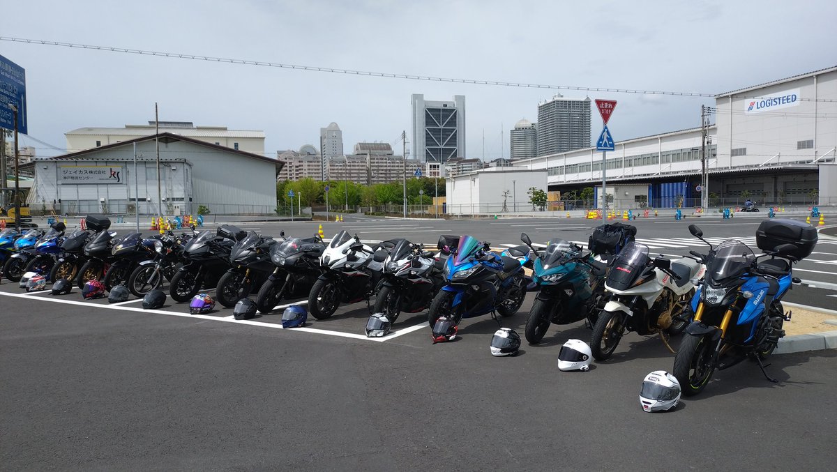 KzUtopia's tweet photo. まだまだミニペケ乗りは多いですね😊
#神戸MT2026春 
#GSXS125 
#GSXR125
#SUZUKI https://t.co/t0aJ7TUfwT