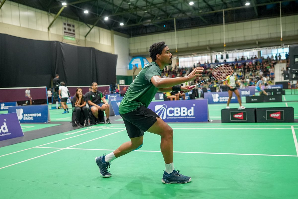 CBBdOficial's tweet photo. 🏸🔥 FINAL DEFINIDA!
Deivid Silva vence Jonathan Matias e encara Donnians Oliveira na decisão 💥
👩 Juliana Viana x Jeisiane Alves pelo título feminino
Grandes jogos em Caxias do Sul! 👏🇧🇷
📱 : Texto completo no site da CBBd https://t.co/iXPSycqy99
#BadmintonBrasil #CBBd https://t.co/la9xBnUkqz