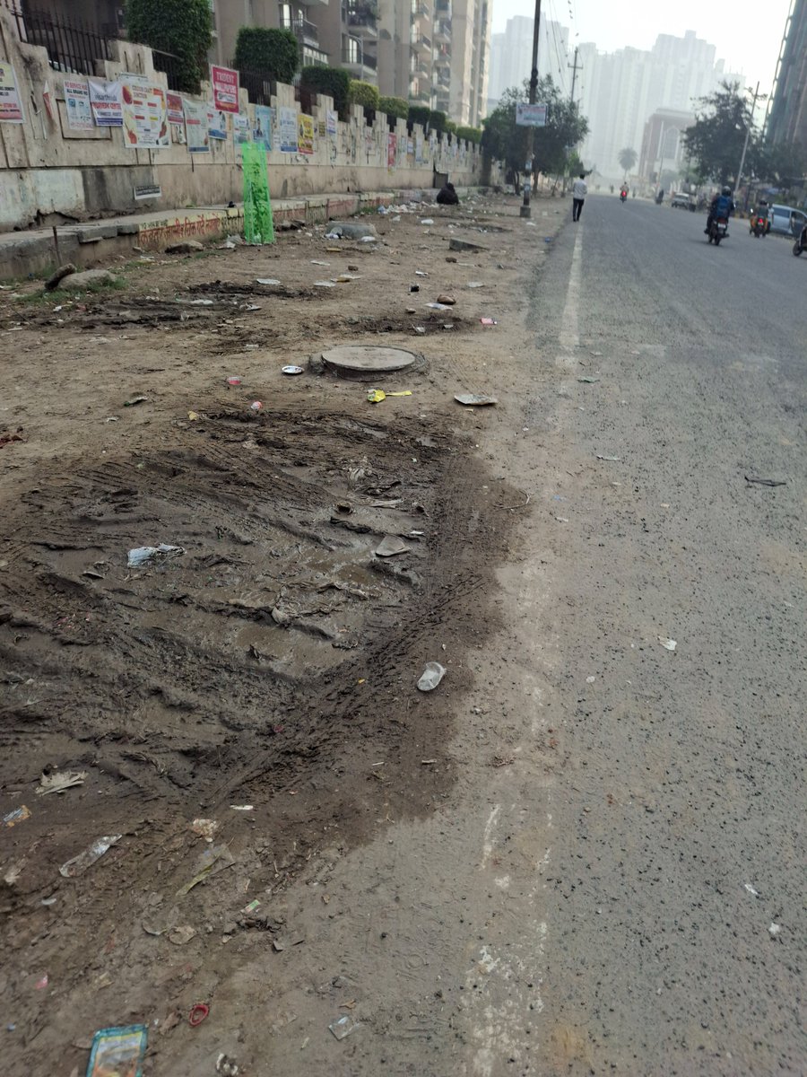 omshp's tweet photo. @CeoNoida @OfficialGNIDA @CPCB_OFFICIAL  @myogiadityanath  condition of the road from La Residentia to Nirala Estate Greater Noida West IV4 is extremely poor, with damaged stretches, no footpath, lack of proper cleaning and maintenance, and no fencing to protect roadside plants. https://t.co/MZRk48LWuj