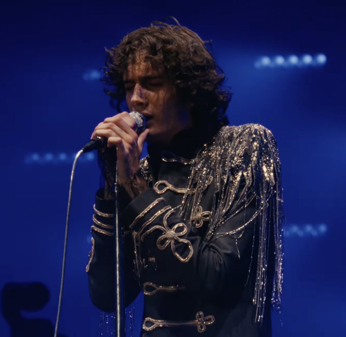 culturecentraI's tweet image. Sombr covers "Fake Plastic Trees" by Radiohead at Coachella #sombr #radiohead #coachella