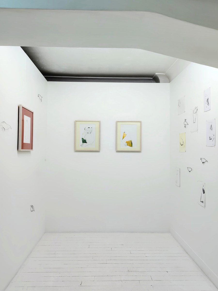 「鳥と人」

これまでの展示は地元神奈川でしたので、東京での個展は初開催。
多くの方の言葉をいただき、春の会期が終わりました。

針金の作品の、タイトルは「鳥のみなさん」といいます。
作者のものの見方を感じます。
鳥と人の境が曖昧で、それぞれが静かに在る世界。

gallerynayuta.com/2026/02/08/%E7…