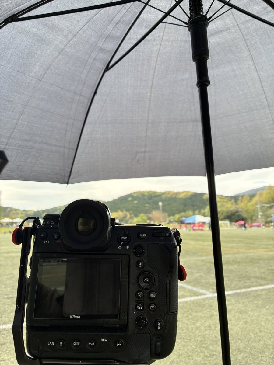 昨日、今日とサッカー大会の撮影、時々雨が降るので傘を固定しています。
カッパも来ていますが余程激しく降らなければ傘だけで凌げます^_^