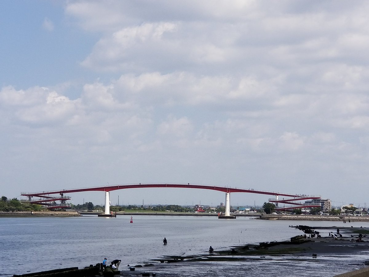 jj1dbhp's tweet photo. 各局こんにちは☀️
千葉県木更津市木更津港潮浜公園

写真では潮干狩りの人々は
小さく写ってる😅

今日は北海道の局長さんと
交信できたし
伝言ゲームもちゃんと貰えたし
（ヒガシオオサカZZ541局）
潮風も思いっきり浴びて満足❗

そろそろ撤収で～す🚗
各局ありがとうございました🙇 https://t.co/sWA1kaDdV5
