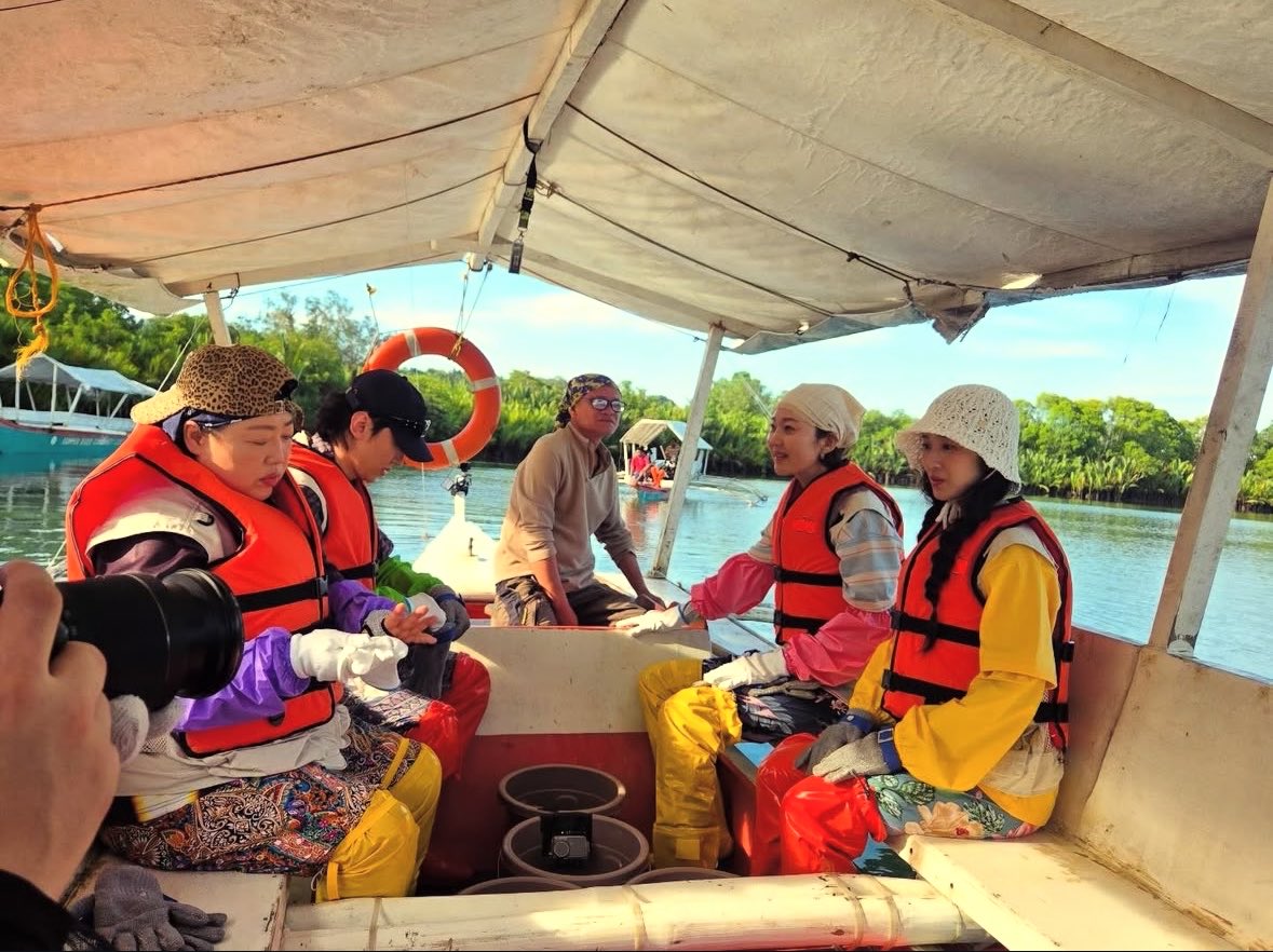 shyshy_za's tweet image. Excited to see this fams next week , yeahhhhh !! ✨

#tvN #언니네산지직송in칼라페
#염정아 #YumJungAh #박준면 #ParkJunMyeon #덱스 #Dex #김혜윤 #KimHyeYoon 
#즐거움엔20tvN #스트리밍은TVING