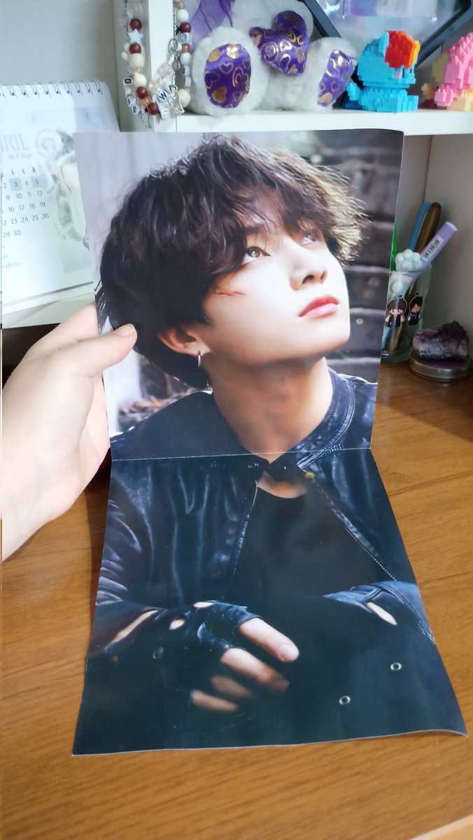 MaSeven3013's tweet photo. Feedback mega positivo para a @Marthasci que me vendeu esses álbuns lindíssimos! 💜
E ainda ganhei um Kookie grandão kkkk 
Obrigada pelo carinho, atenção e cuidado, mb! Tô apaixonada em tudinhooo✨ https://t.co/akznkP5rJZ