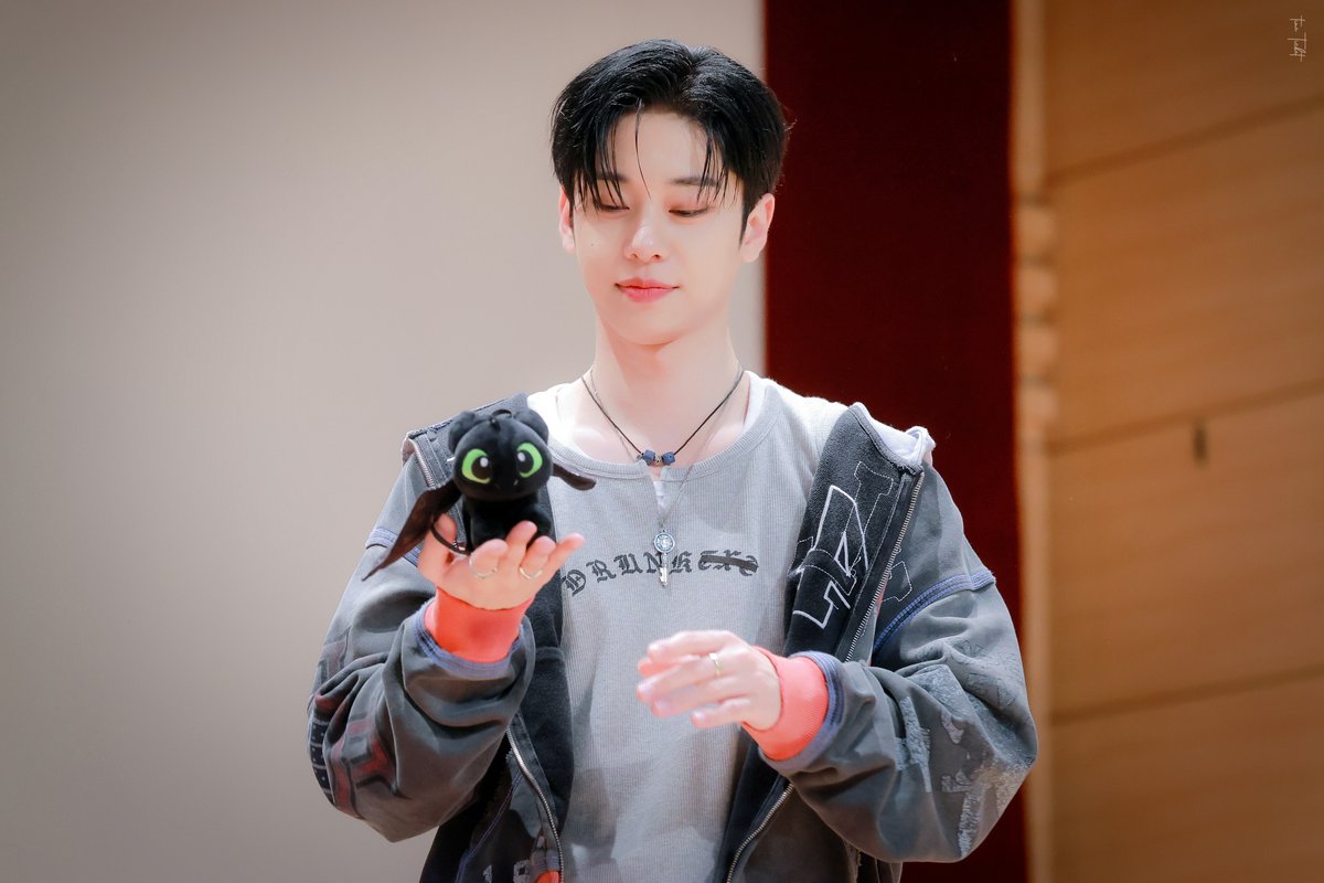 timeticket0917's tweet image. 260321 🖤🤍🖤🤍

#김동현 #동현 #KIMDONGHYUN 
#DONGHYUN #ドンヒョン 
#AB6IX #에이비식스 
#SEVEN_CRIMSON_HORIZON 
#BOTTOMS_UP