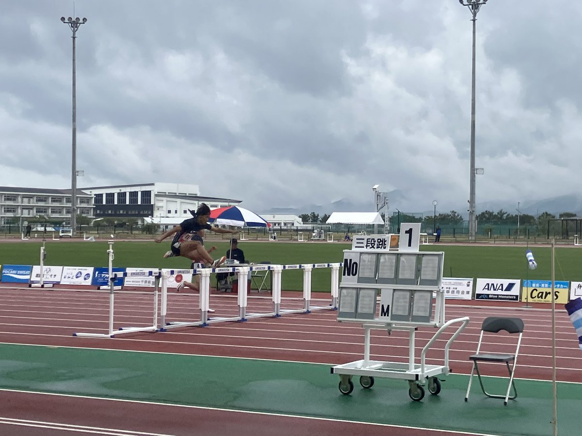 #天草陸上競技選手権大会 2日目、本日は雨天での開催となっています。🌧️
厳しいコンディションですが、競技はスケジュール通りスムーズに進行中です！選手たちの熱い走りが雨を切り裂いています。
最後まで安全第一で、全力を出し切りましょう！応援よろしくお願いします！📣
#天草 #陸上