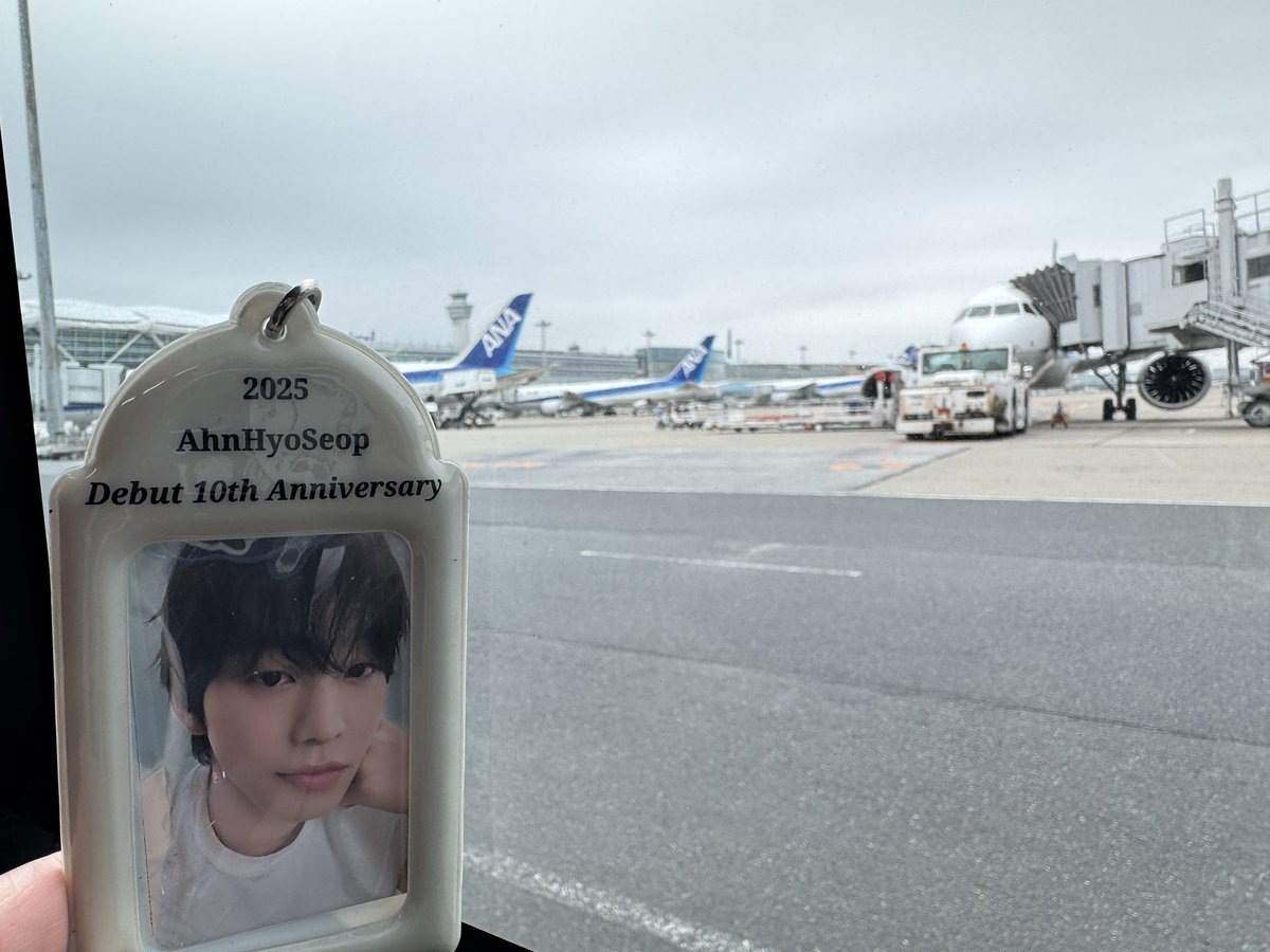 4月14日韓国旅行①
8ヶ月ぶりの韓国でなんだかドキドキの出発
機内で『全知的な読者の視点から』やってた〜😊
羽田も搭乗するのにバスで、金浦でも到着後バスだったのは初めて！！