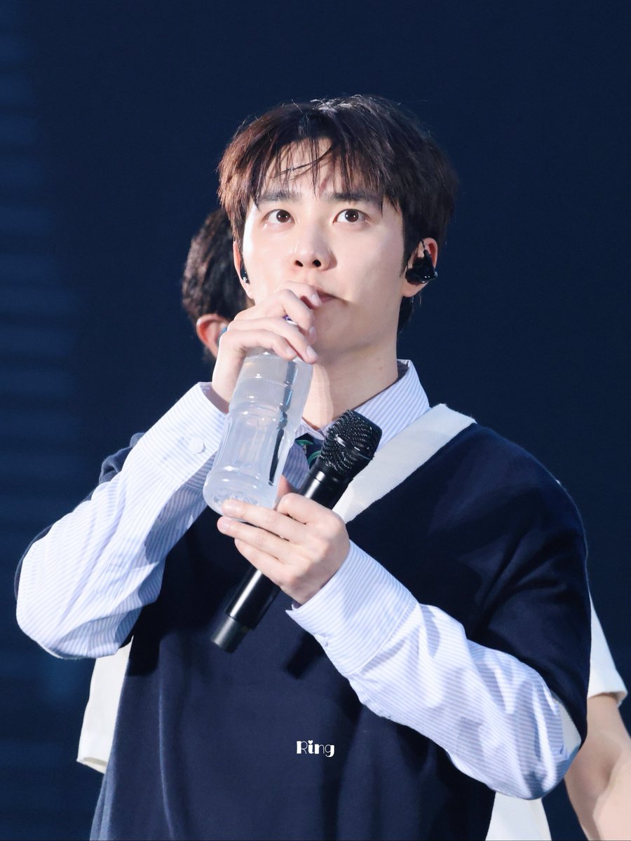 0112___DKS's tweet photo. 260411 EXhOrizon in SEOUL

내 복숭아 시즌 와따 🍑
물마시는것도 귀여움

#도경수 #디오 #DOHKYUNGSOO #KYUNGSOO #DO  #都敬秀 #都暻秀 #ドギョンス #EXO @weareoneEXO https://t.co/QOknHIhRdX