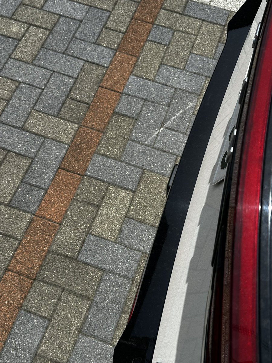 koba_aura_nismo's tweet image. オーラニスモ(前期)のリアスポイラーとリアバンパーのアクセントのデザインが同じって知ってましたか？

私は買って4年目で気づきました😵‍💫

#オーラニスモ
#nissan