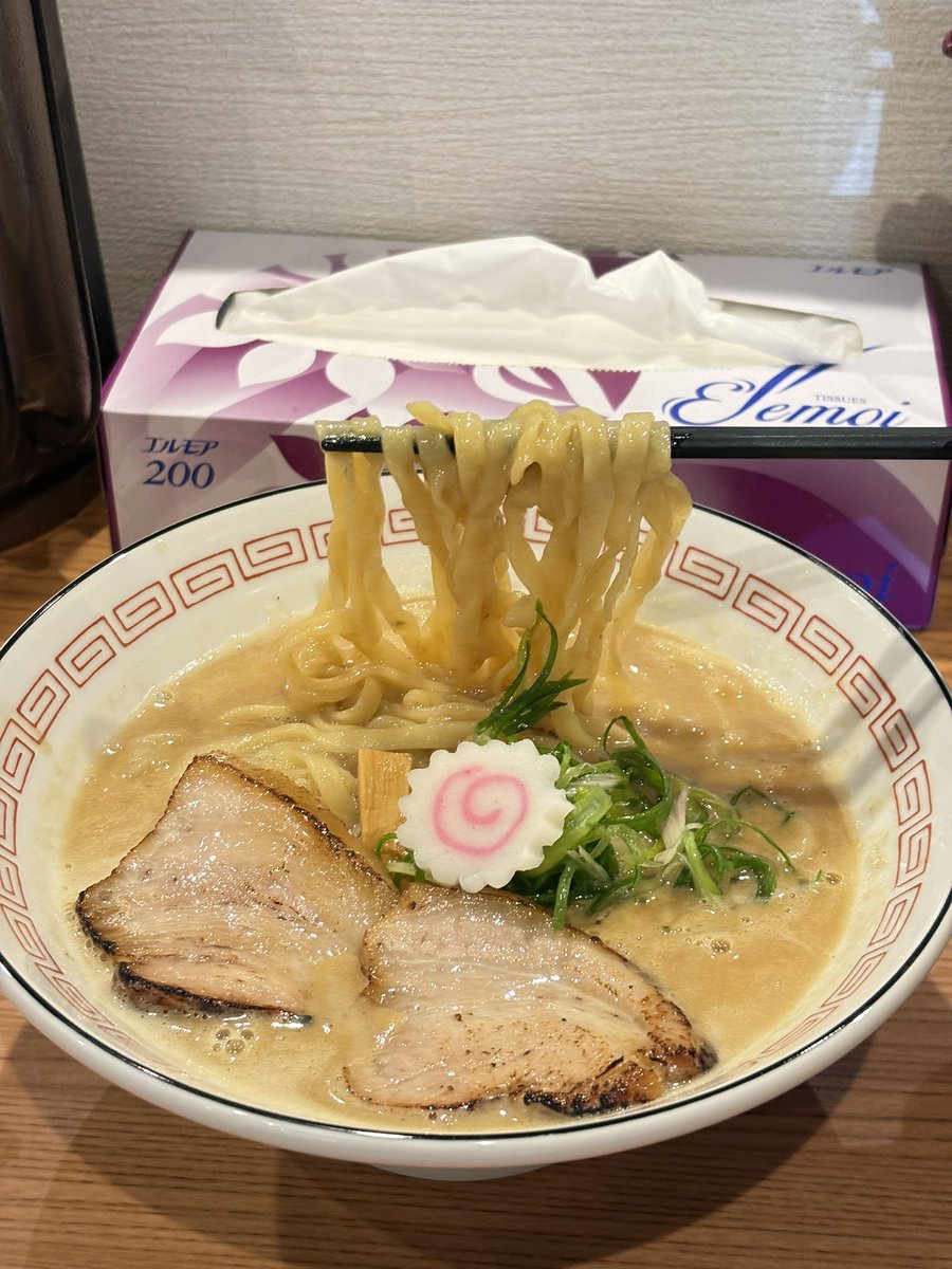 「乙ラーメンアリス」初訪✨
📍岡山県岡山市北区磨屋町5-19

4月21日グランドオープン予定🎊

🍜中華そば
煮干し油でしっかり香りを引き立て
極太麺を合わせた食べ応えのある一杯🔥

🍜濃厚豚骨ラーメン
ザラつきのあるストロング豚骨💪🏻
口に含んだ瞬間から脳に刺さる速度が速い！

お子様連れ🙆🏻‍♀️🆗