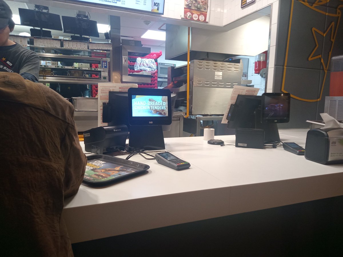 imendozape's tweet photo. @CarlsJrMx se lucen. Tres cajas y solo una en operación. Al puro estilo de tienda de conveniencia. Sábado y con alta demanda. ¿Enserio? Carls Tepeyac. ID Tienda #1100964 a las 20:40 horas https://t.co/wbJNnjBccR