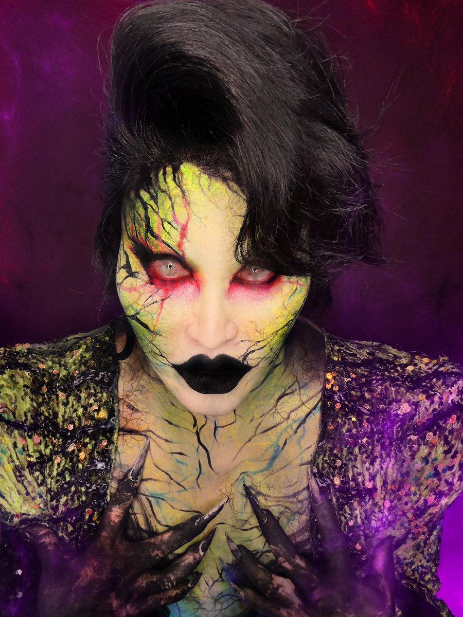 TheonlyMadd's tweet photo. “I see you” makeup pic hair costume : me https://t.co/puGycDRq8S