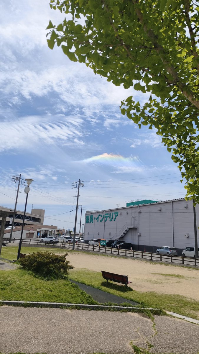 genki_sr's tweet photo. 虹雲って言うらしい。
生まれて初めてみた！ https://t.co/q4f1JCEbWg