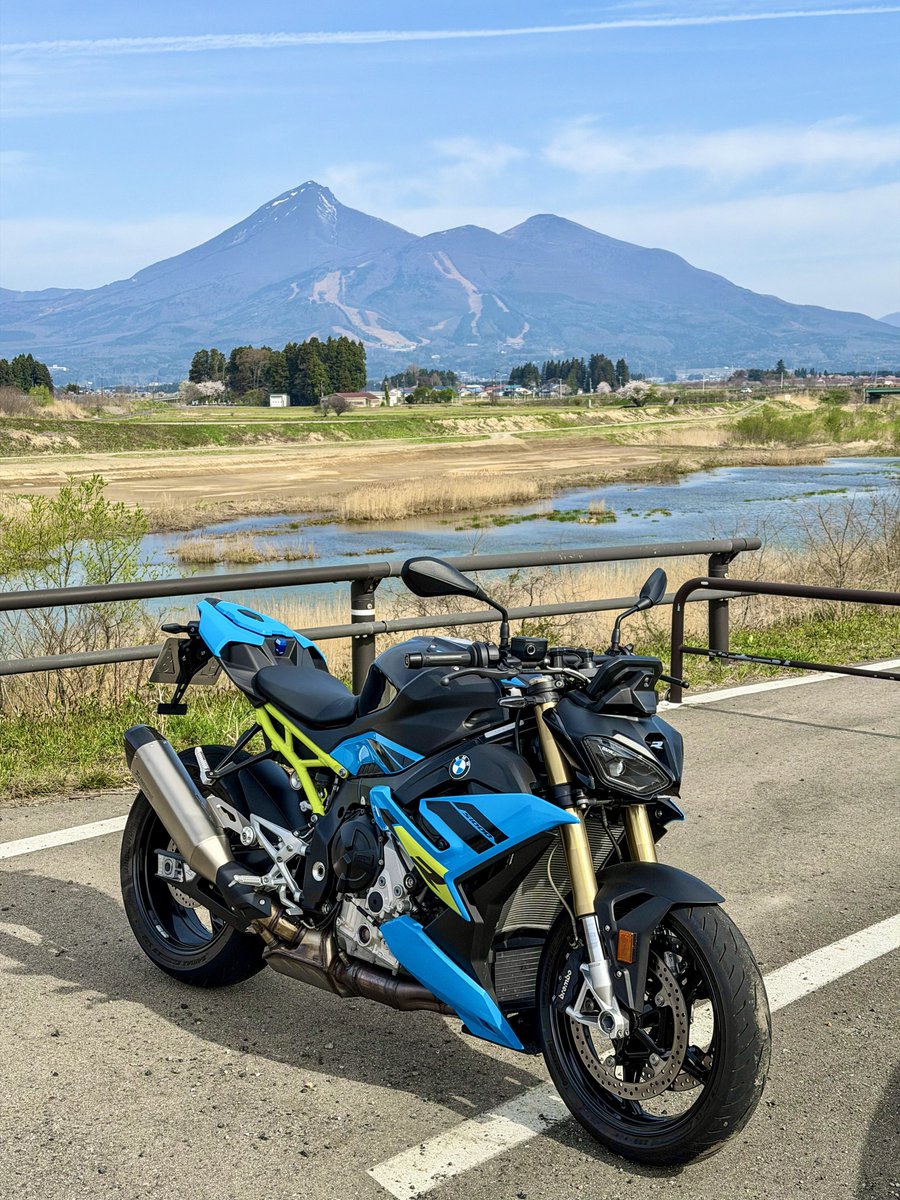 pxw04262's tweet photo. 早起きして裏磐梯・桧原湖方面を走ってきました
200Kmを4時間かけて走ってきましたが、S1000Rのシートはお尻も痛くなりませんでした
身長179cmで両足かかとベッタリで膝が軽く曲がるので足つきは丁度良く、ステップの窮屈感も無く、私にぴったりのバイクです😃
今日の燃費：20.4Km/L
#S1000R #磐梯山 https://t.co/LAKAQFFEEK