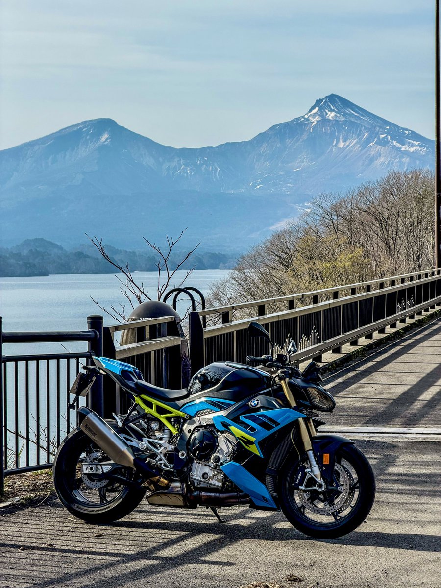 pxw04262's tweet photo. 早起きして裏磐梯・桧原湖方面を走ってきました
200Kmを4時間かけて走ってきましたが、S1000Rのシートはお尻も痛くなりませんでした
身長179cmで両足かかとベッタリで膝が軽く曲がるので足つきは丁度良く、ステップの窮屈感も無く、私にぴったりのバイクです😃
今日の燃費：20.4Km/L
#S1000R #磐梯山 https://t.co/LAKAQFFEEK