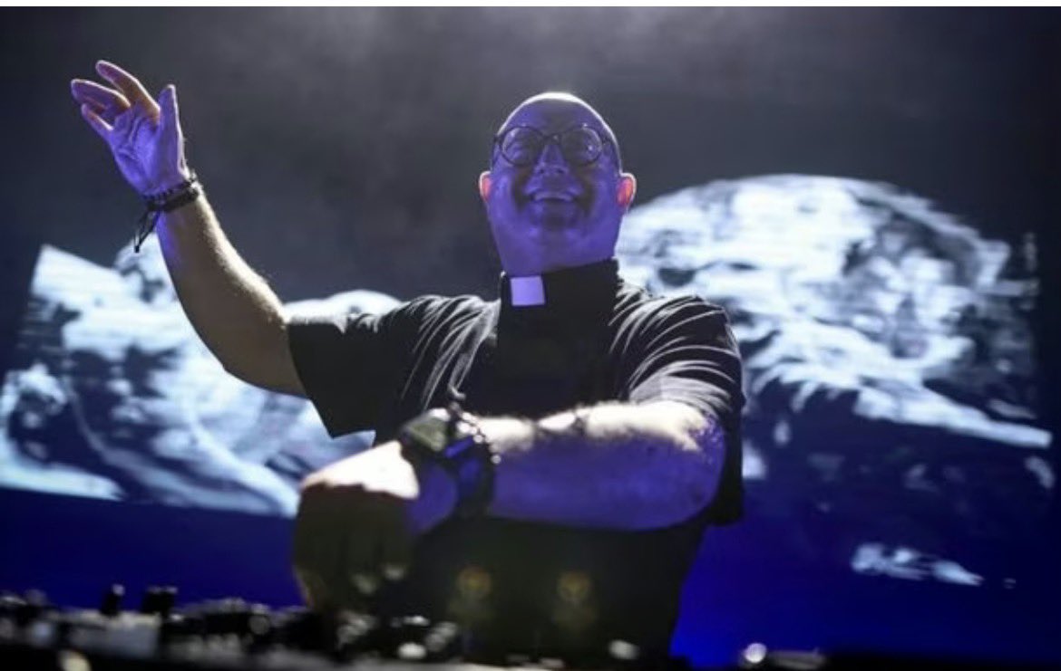En estas horas circula en X un fenómeno curioso: sectores políticos intentando adjudicarse al “cura DJ” como un supuesto “logro propio”, repitiéndolo una y otra vez hasta que suene plausible.

Más allá de lo pintoresco, lo interesante no es el caso en sí, sino lo que revela sobre