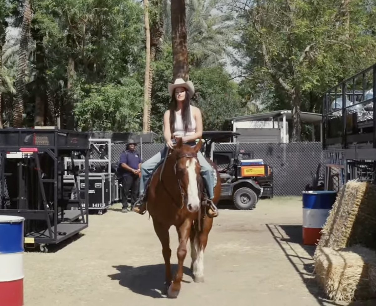 consequence's tweet photo. Kacey Musgraves rode into her Coachella set on a horse. https://t.co/s7wnt0fwFD