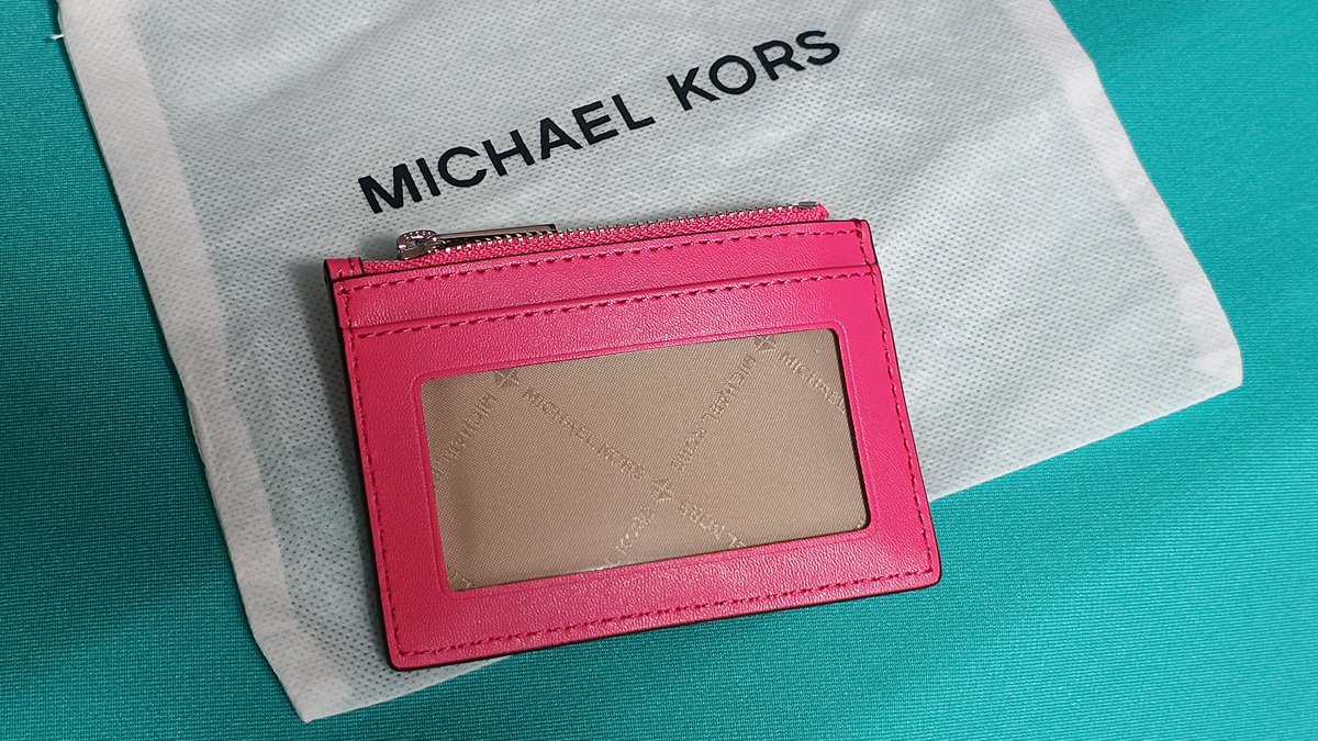 yume515's tweet image. 🗝✨PATRICK COX→MICHEAL KORS
MICHEAL KORS 色もデザインもお気に入りでしたが角がはげてくると替えたくなりますね

明るい色合いを欲しているようで、緑色はしばらくお休みかな
三つ折りじゃないのでスリムでイイ感じ👍

#マイケルコース
#michaelkors
#パトリックコックス
#patrickcox
#キーケース