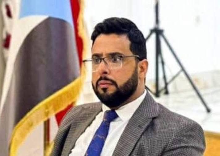 نماذج وصولية سيئة تصدرت المشهد الجنوبي في السنوات الماضية وكانت مخترقة من أطراف يمنية وإقليميه وجاء اليوم الذي تظهر فيه على حقيقتها ، عبدالرحمن الصبيحي ، فادي باعوم ، عبدالرؤوف السقاف ، مختار اليافعي ، نماذج ظهرت اليوم الى جانب الكثير من أشكالهم وغداً سيظهر أخرون