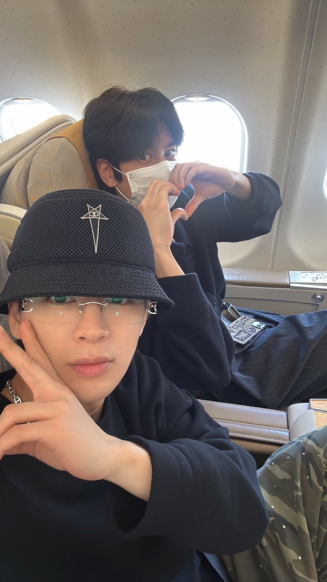 yunhyeong sent pic with chanwoo 🍒🐻

🍒: goodbye, japan 🙏