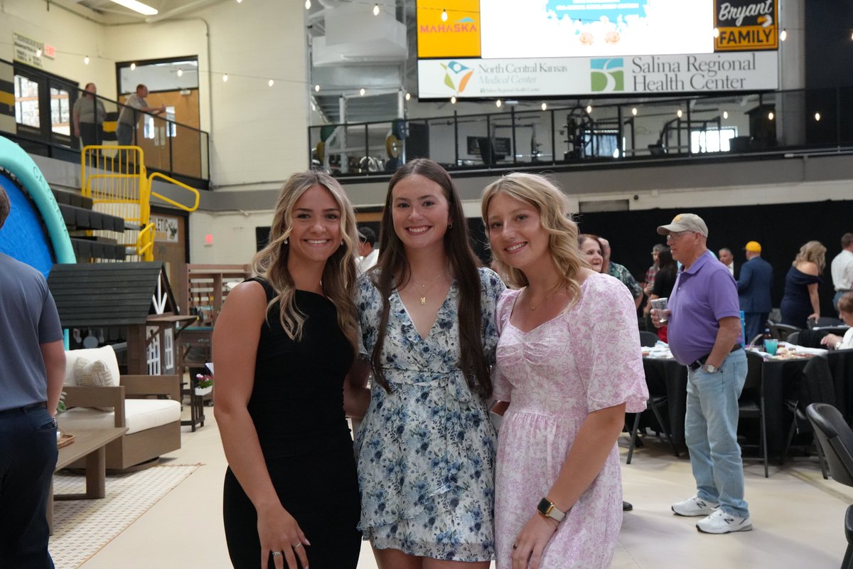 CCCCsports's tweet photo. A massive thank you to our wonderful student-athletes who volunteered to help make this year's 45th Annual Scholarship Auction a success! ππ»
#CloudProud | #BackTheBirds https://t.co/98m0OThFhN