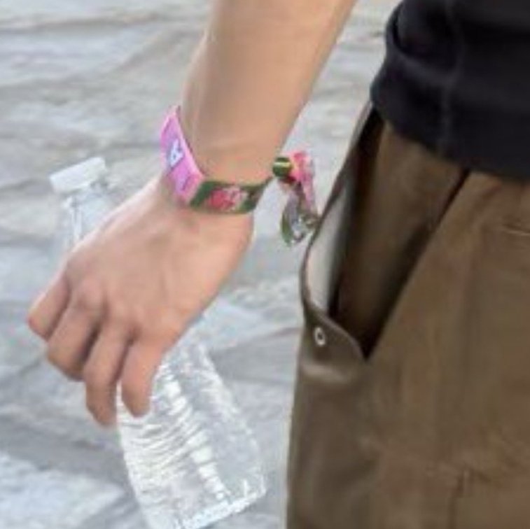 mark lee wearing a concert wristband.... so cute 😭😭😭😭
