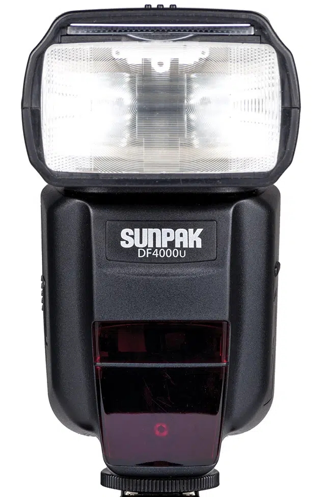 SunpakJapan's tweet photo. DF4000Uです。こちらのストロボは、1つのフラッシュでキヤノンとニコンの両方のカメラに対応するように設計されています。28mmから180mmまでの自動ズームを備えておりワイドパネル、バウンスなど撮影に欠かせない機能が盛り込まれたハイスペックなストロボなんです(＾＾) https://t.co/sAebM8gFU3 https://t.co/NMM89wJgFr