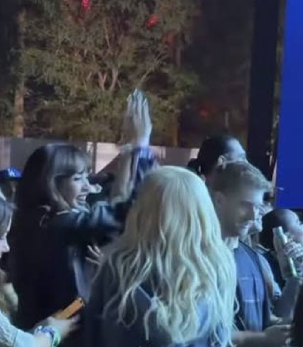 MYSPACEBB's tweet image. [#RANDOM] Celebridades no Show do BIGBANG no Coachella: Confira a lista de algumas personalidades que foram vistas na apresentação do grupo:

• Ariana Madix
• Avril Lavigne
• Chase Hudson
• Guram Gvasalia
• Jayna Hughes (Now United)
• Landon Barker
• Lisa e Rosé