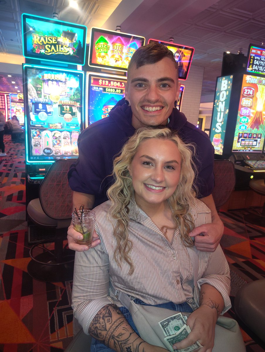 ERICKAJADE's tweet image. My baby brother, Brandon, &amp;amp; his awesome girlfriend Brynne are in town for a few days from Ohio! Us &amp;amp; my oldest baby(can't post her😭K)  had a blast at Fremont Street last night! 🥃 🍕 #fremontstreet #babybro #fun