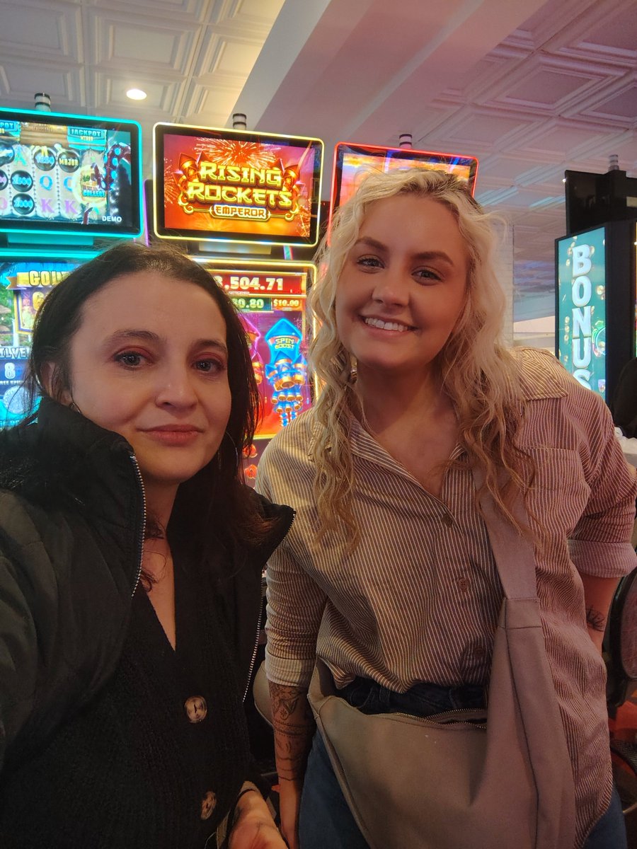 ERICKAJADE's tweet image. My baby brother, Brandon, &amp;amp; his awesome girlfriend Brynne are in town for a few days from Ohio! Us &amp;amp; my oldest baby(can't post her😭K)  had a blast at Fremont Street last night! 🥃 🍕 #fremontstreet #babybro #fun