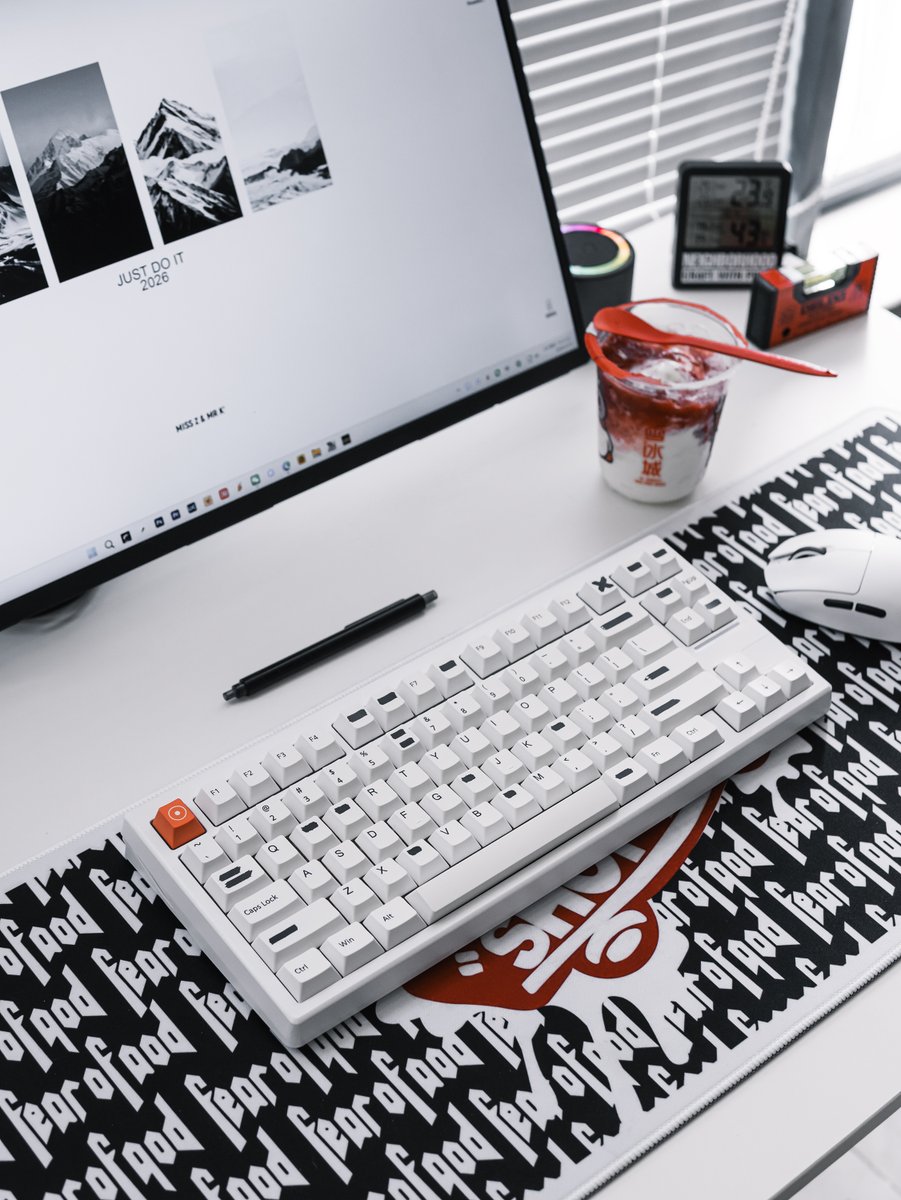 k820107's tweet photo. 最近更新的一款键盘。用的还是贴纸键帽。
#desktour #desksetup #computersetup #keycaps #DeskGoals https://t.co/aAIusTDXSx
