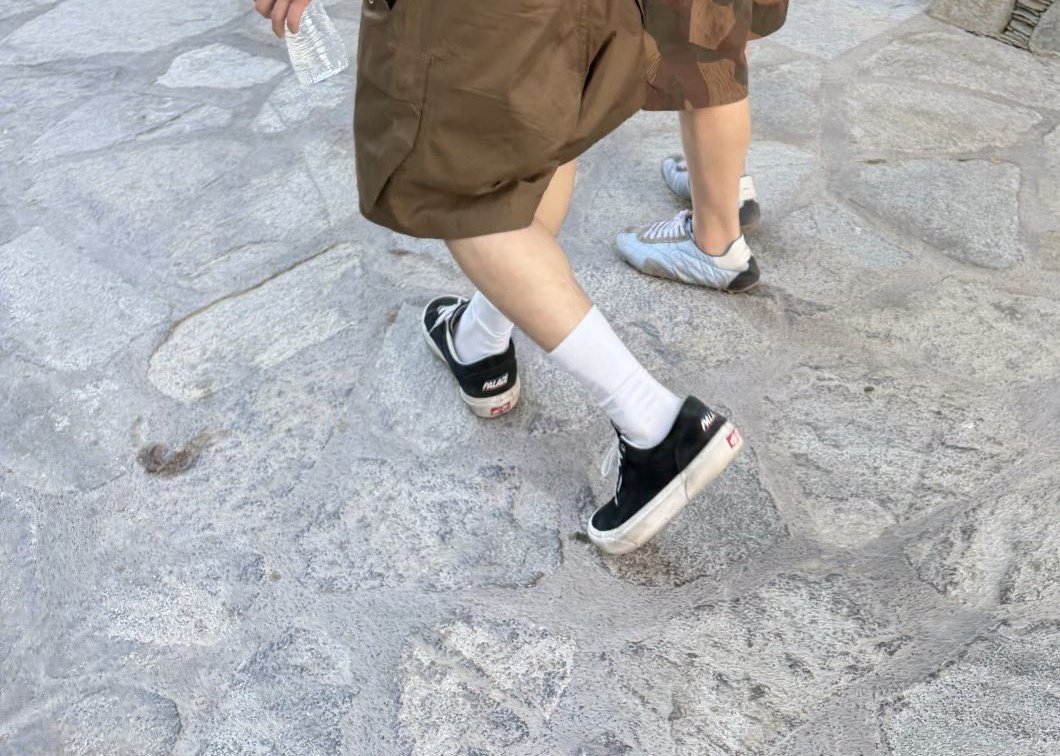 salfok mark pake sepatu sneakers..... bro sangat enjoy bgt pergi ke konser..... his style is so DAMN GOOD... LOVE IT