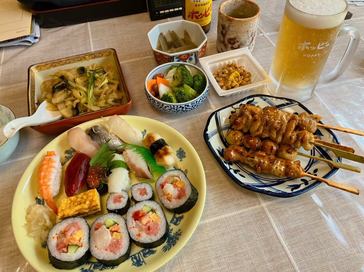 tacogimi's tweet image. ホッピーなう！ #Hoppy 🍺🐙

ヨークフーズで昼メシを選んでいたら、ついついツマミになるものをカートに入れてしまいました🍗🍣🛒

２杯目の焼酎ハイボールは、梅干し割りを選んだつもりがコーラで🥤
「鮨に合わねぇ」とボヤいているボケ老人です👴