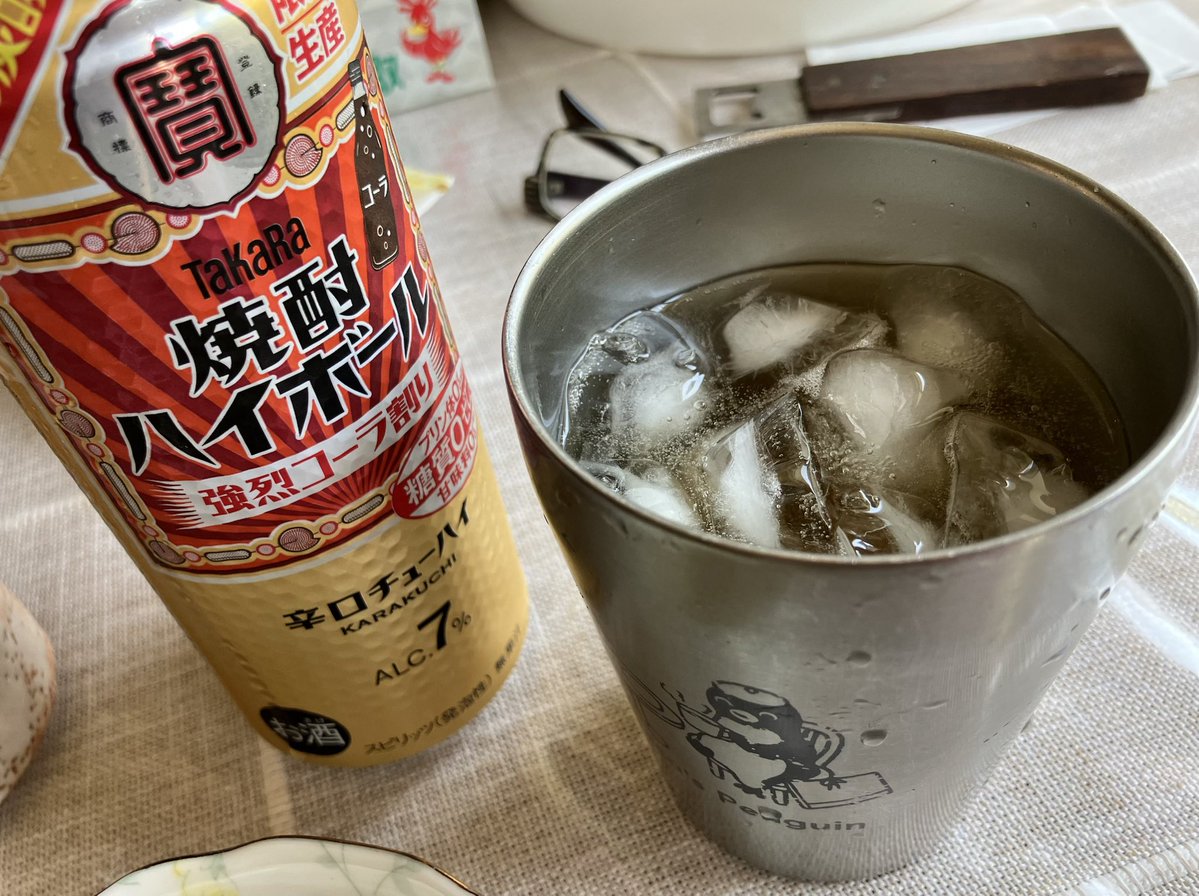 tacogimi's tweet image. ホッピーなう！ #Hoppy 🍺🐙

ヨークフーズで昼メシを選んでいたら、ついついツマミになるものをカートに入れてしまいました🍗🍣🛒

２杯目の焼酎ハイボールは、梅干し割りを選んだつもりがコーラで🥤
「鮨に合わねぇ」とボヤいているボケ老人です👴