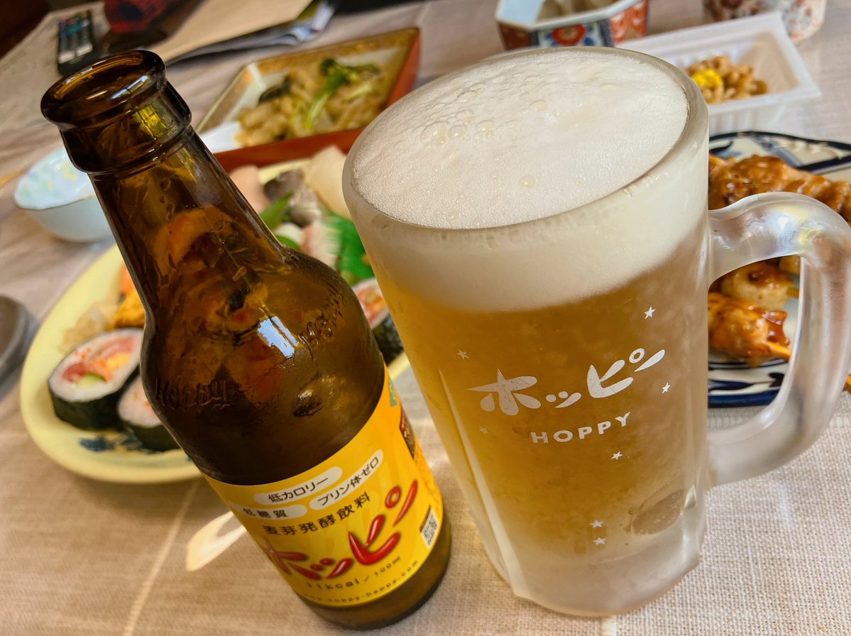 tacogimi's tweet image. ホッピーなう！ #Hoppy 🍺🐙

ヨークフーズで昼メシを選んでいたら、ついついツマミになるものをカートに入れてしまいました🍗🍣🛒

２杯目の焼酎ハイボールは、梅干し割りを選んだつもりがコーラで🥤
「鮨に合わねぇ」とボヤいているボケ老人です👴