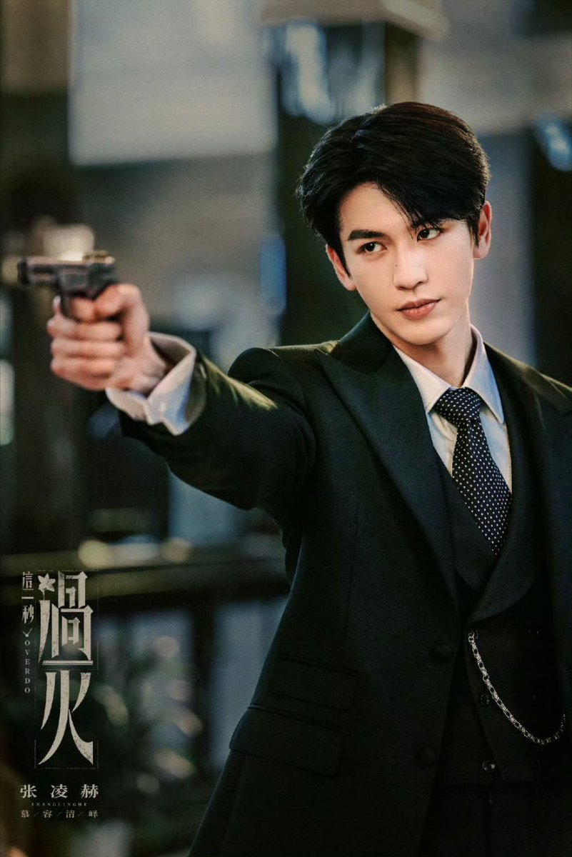 khemkhemm's tweet image. เรื่องหน้า พี่พระเอกเค้าไม่จับดาบสู้แล้วนะคะ คุณชายมู่หรงเค้าจับปืนละค่าาาา 
/เฟียสๆ ฟีลนักเลงมาเฟียมาก 
#Overdo #จางหลิงเฮ่อ