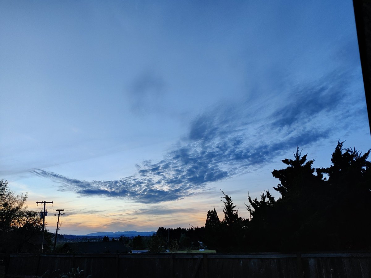 Da_KERZ's tweet photo. We have some of the best sunsets in the EUG https://t.co/RIMPYFurdG