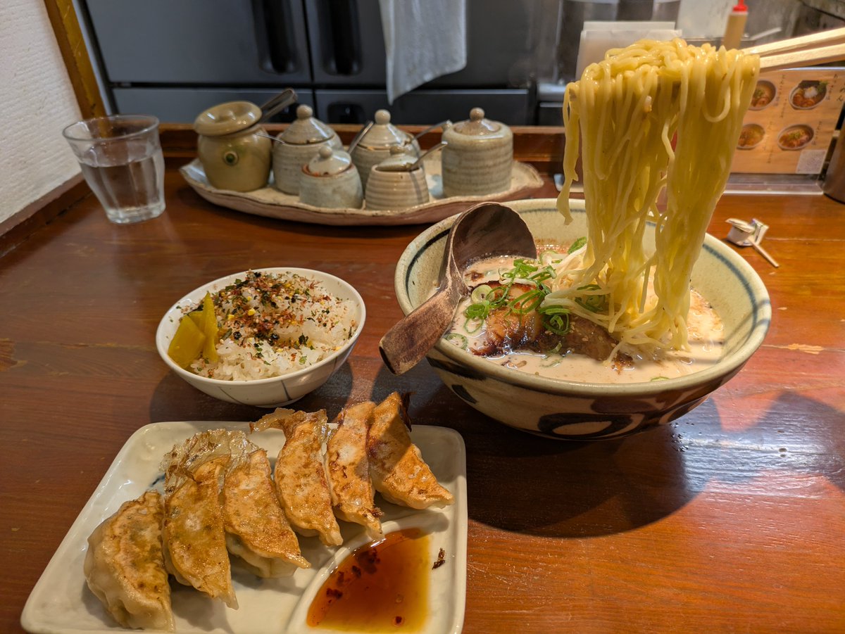 _shi_mo_san's tweet photo. 京都ラ－メン激戦区
「あまのじゃく」まで塩とんこつを食べてきました。
とんこつ塩、とんこつ醤油、とんこつ味噌などがありました。
その他にも、あっさり塩ラーメンなどもあり、どれにしようか とても迷いました。
塩とんこつを選んで正解でした。
塩とんこつ 餃子 ふりかけご飯をいただきました。🍜 https://t.co/QYMnMGh9cd