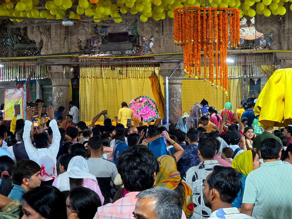 khushbumis's tweet photo. बरसाने की रैन देखी, बरसाने की भोर,
कृपा प्रेम बरसते देखो, आठों पहर चहुँ ओर!🙏✨️
Shri Radhe!
@gauravkrishnag https://t.co/Z7USjXECjo
