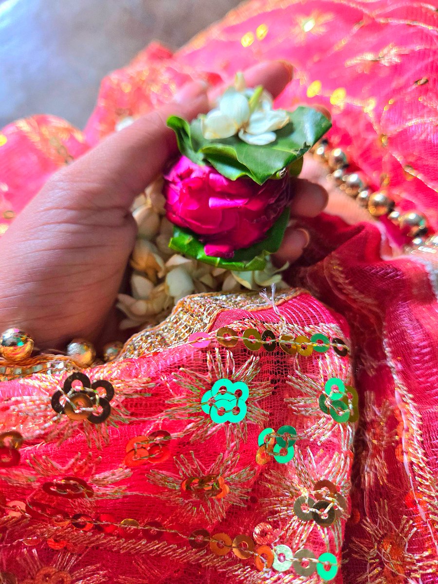 khushbumis's tweet photo. बरसाने की रैन देखी, बरसाने की भोर,
कृपा प्रेम बरसते देखो, आठों पहर चहुँ ओर!🙏✨️
Shri Radhe!
@gauravkrishnag https://t.co/Z7USjXECjo