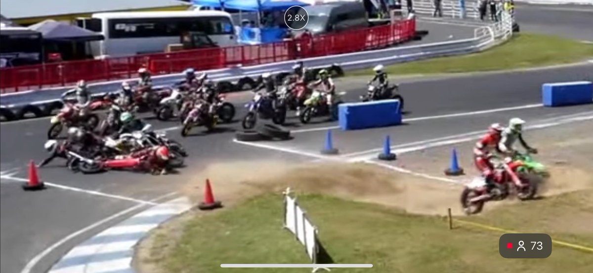 ホールショットデバイスなしとは思えないスタートでしたが突っ込まれて一番下で下敷きになり終了