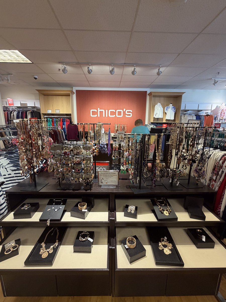 OutletGburg's tweet image. Flowy fabrics, luxe linen, tropical touches and statement jewelry. Gorgeous new spring styles are all about the details at Chico’s Outlet 🪡

#gettysburgoutlets #gettysburg #springstyle #fashion #sale