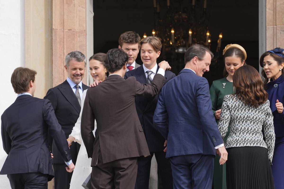 rwthofficial's tweet image. 🇩🇰
#Denmark’s Prince Vincent and Princess Josephine, twin children of King Frederik X and Queen Mary attended the religious confirmation. Together with The King and Queen, members of the Royal Family, also #Spain’s King Felipe VI as godfather were also present at Fredensborg