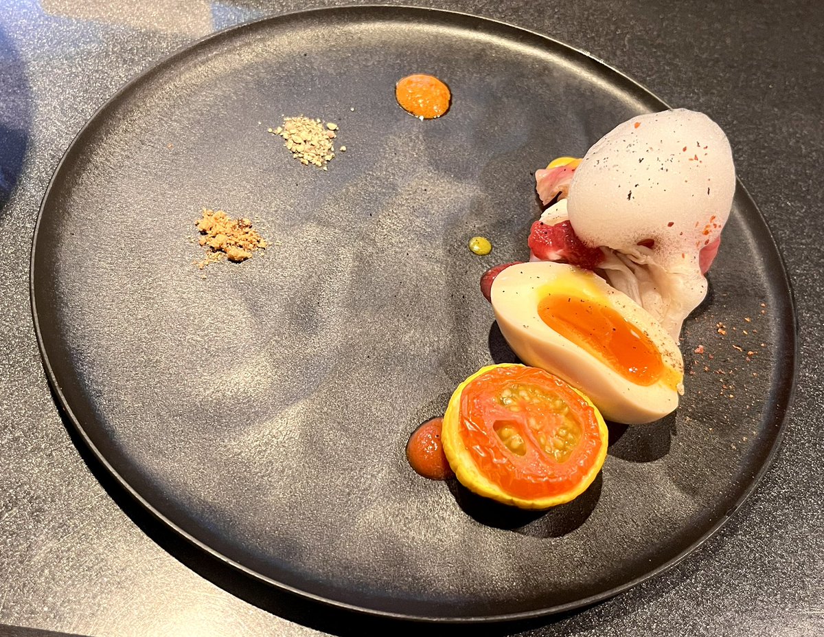 続いて本日2軒目は"蔦"さんへ初訪問！
ラーメン店で初めてミシュラン1つ星を獲得したフレンチラーメンのパイオニア✨
ただ高い食材を詰め込んだだけではなく、味が徐々に変化していく独創的かつかなり美味しい一杯🙏

[代々木上原駅　Japanese Soba Noodles 蔦　特製フォアグラトリュフ雲呑醤油Soba]